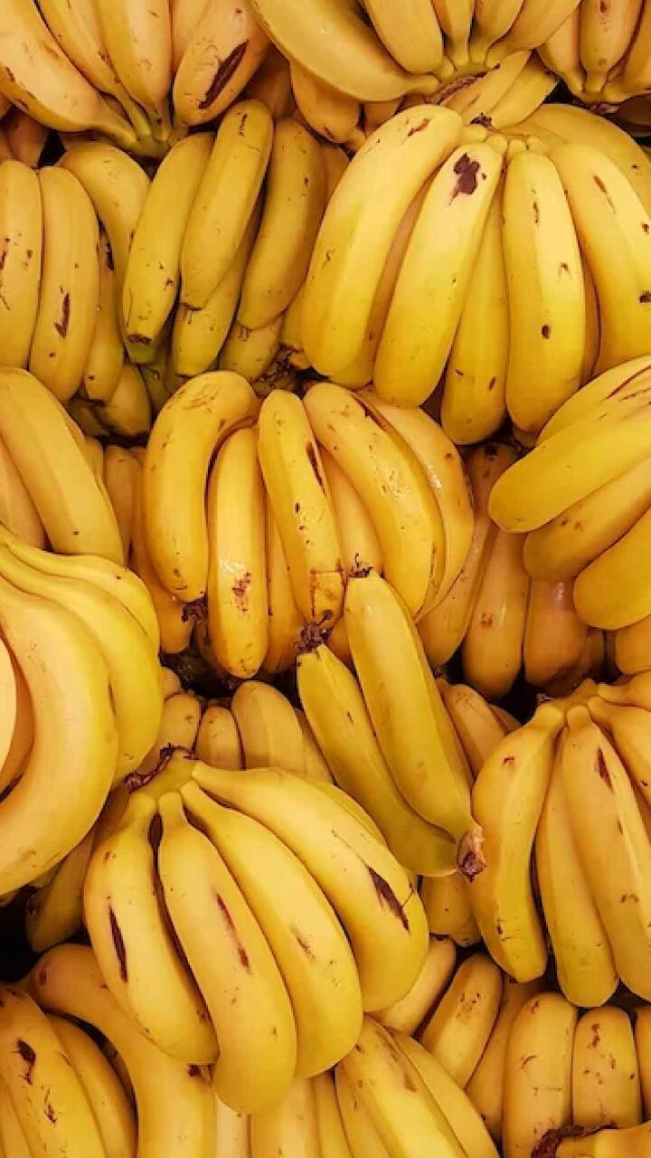केळी खाल्ल्याने त्यामध्ये असलेले पोटॅशियम तुमच्या शरीरात रक्त प्रवाह वाढवण्यास मदत करते. यामुळे तुमच्या त्वचेच्या सर्व पेशींना भरपूर ऑक्सिजन आणि पोषण मिळते.