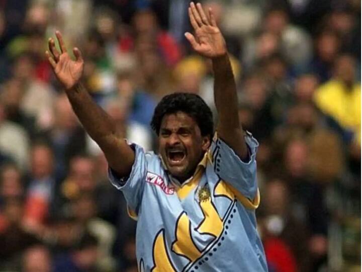 पूर्व भारतीय तेज गेंदबाज जवागल श्रीनाथ ने न्यूजीलैंड के खिलाफ 30 वनडे मैचों में 51 विकेट झटके हैं. इस दौरान उनका बॉलिंग औसत 20.41 और इकोनॉमी रेट 3.93 रहा है. वह भारत-न्यूजीलैंड वनडे मैचों में सबसे ज्यादा विकेट चटकाने वाले गेंदबाज हैं.