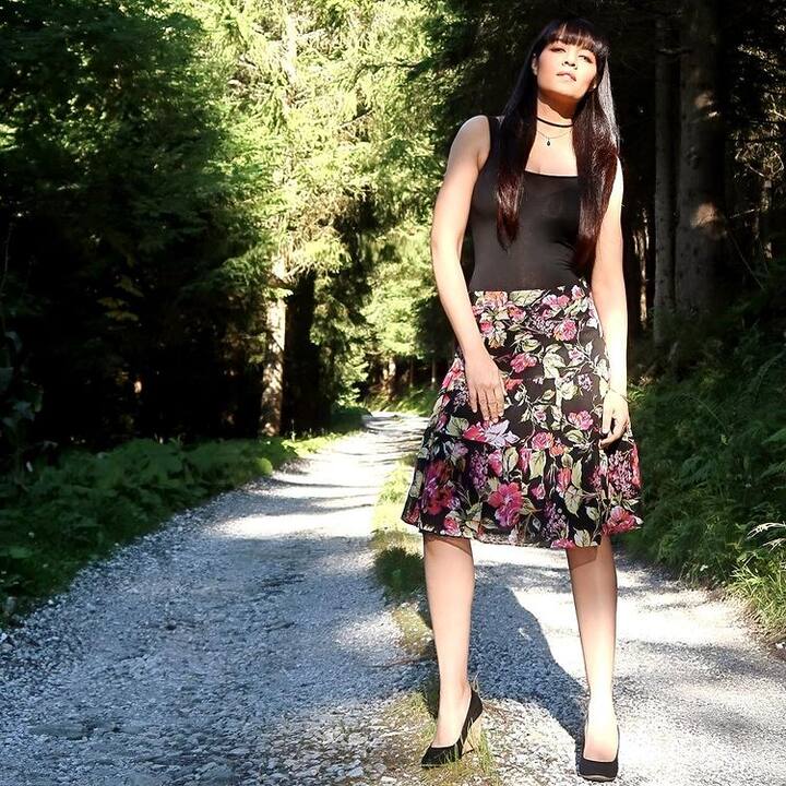 સેલિના જેટલીએ પોતાના કરિયરની શરૂઆત કોલકાતાની એક મોબાઈલ કંપનીમાં નોકરીથી કરી હતી. તે પછી એક દિવસ તેણે અચાનક લોકલ બ્યુટી કોન્ટેસ્ટમાં ભાગ લીધો અને પછી અહીંથી તેનું જીવન નવેસરથી શરૂ થયું.