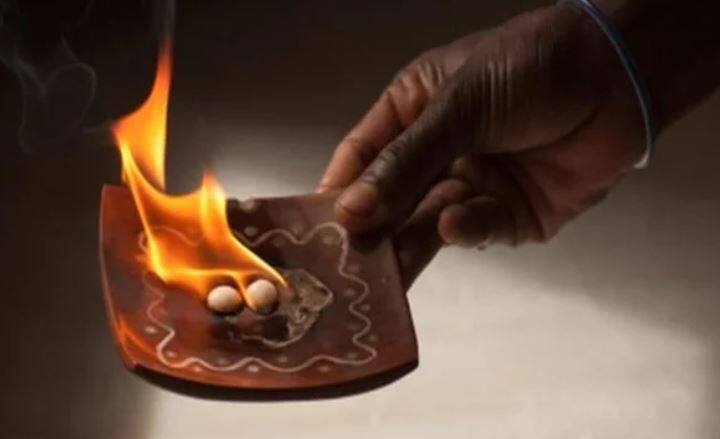 પરિવારના સભ્યો વચ્ચે પ્રેમ વધારવા અને આર્થિક સમસ્યાઓથી છુટકારો મેળવવા માટે દરરોજ સાંજે પૂજા પછી કપૂર પ્રગટાવવું જોઈએ. તેનાથી ઘરમાં સકારાત્મકતા વધે છે, જેનાથી પરિવારના સભ્યો વચ્ચે તાલમેલ રહે છે અને કામમાં આવતી અડચણો પણ દૂર થાય છે