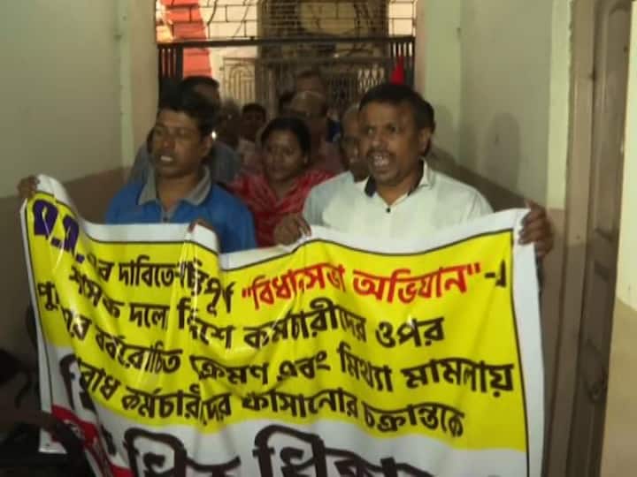 মোট ৪৭ জন সরকারি কর্মচারী ও অবসরপ্রাপ্তকে গ্রেফতার করে পুলিশ।   যার মধ্যে রয়েছেন ১১ জন মহিলা।