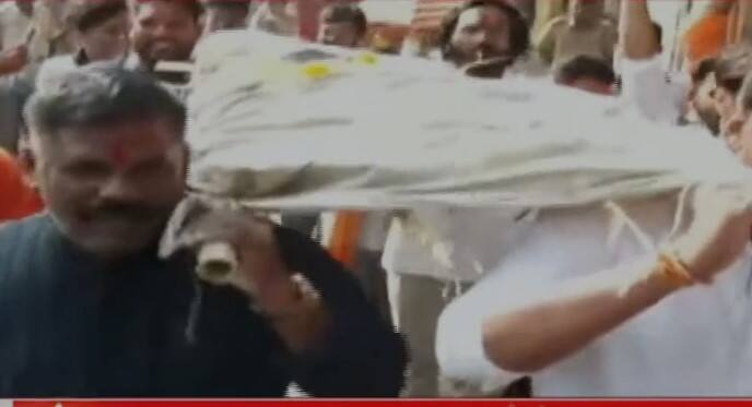 राज्यपाल भगतसिंह कोश्यारी यांच्या वक्तव्याचे पडसाद सगळीकडे उमटताना दिसत आहे.