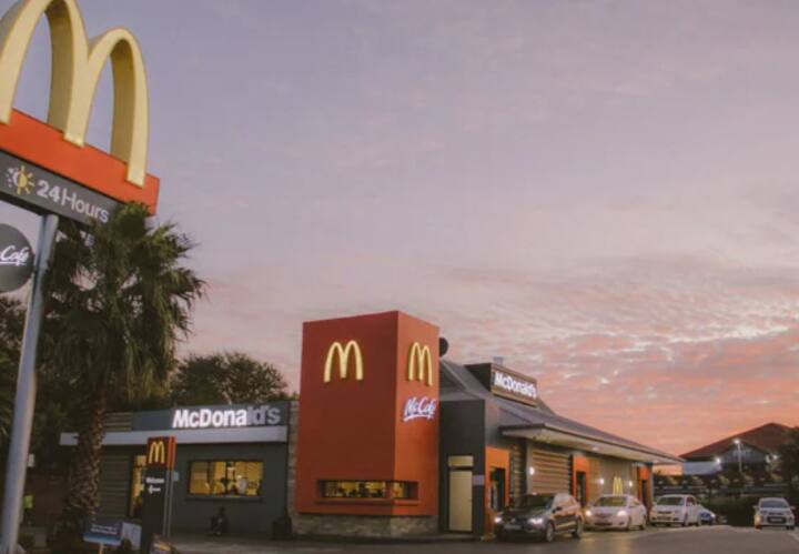 McDonald's Employees left job made video and posted on social media McDonald's: बर्तन साफ करने को कहने पर कर्मचारी ने छोड़ दी नौकरी, वीडियो बना सोशल मीडिया पर किया पोस्ट