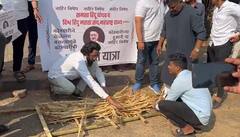 In Pics : पुण्यात निघाली राज्यपालांची प्रतिकात्मक अंत्ययात्रा