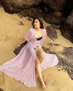 Anchor Sreemukhi: ఇసుక తిన్నెల్లో శ్రీముఖి అందాల విందు