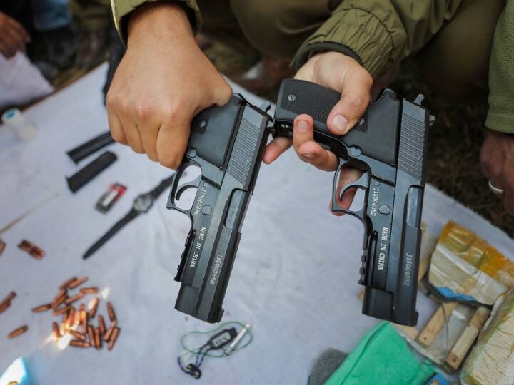 पुलिस, सुरक्षाबलों ने 500 रुपये के नोटों के कैश के साथ पांच लाख रुपये बरामद किए.