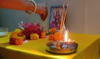 নারকেলের জল আর চিঁড়ে খেতে পারেন, পূর্ণিমার দিন যদি এই দুটি জিনিস আপনি খেতে পারেন। তাহলে মা লক্ষ্মী আপনার উপর প্রসন্ন হবেন।