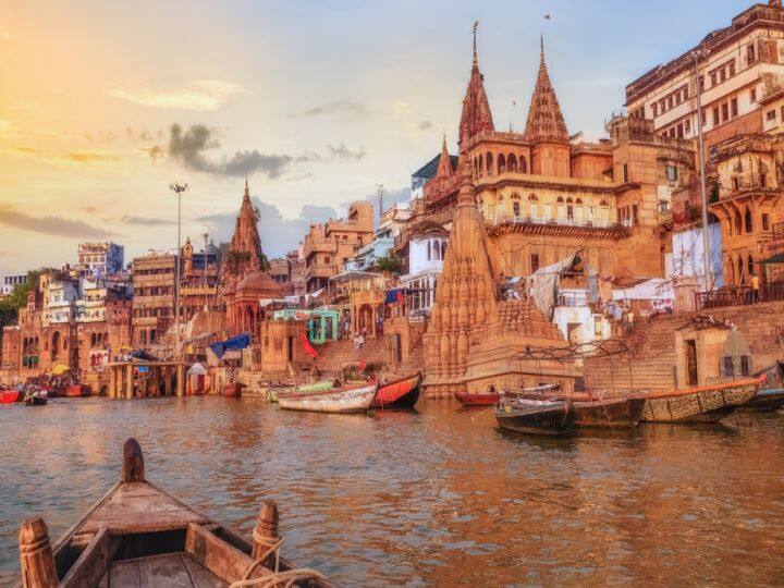 इस टूर पैकेज में आपको स्वदेश दर्शन टूरिस्ट ट्रेन (Swadesh Darshan Tourist Train) से सफर करने का मौका मिलेगा. जो बेहद खास तरीके बनाई गई है.
