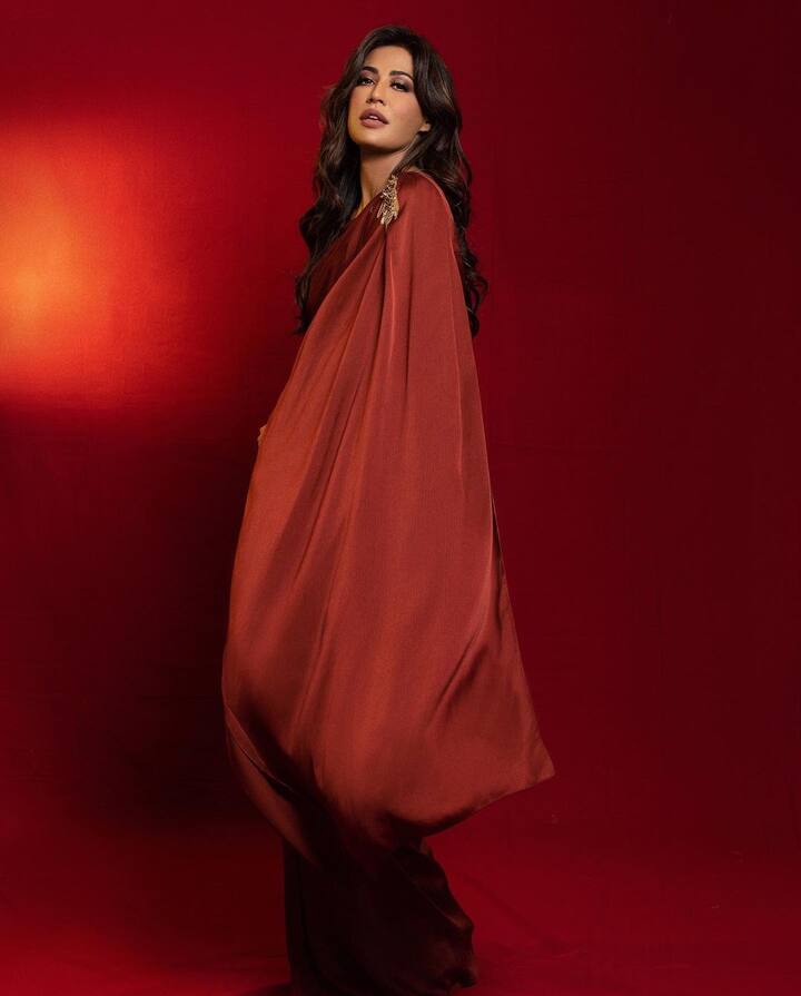 चित्रांगदाने तिच्या लुकला न्यूड मेकअपने पूर्ण केले आहे. यासह, तिने आपले केस सॉफ्ट कर्लसह खुले ठेवले आहेत. या लूकमध्ये अभिनेत्री खूपच सुंदर दिसत आहे.(फोटो सौजन्य :chitrangda/इंस्टाग्राम)