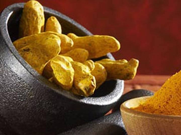 कैंसर जैसी बीमारी की रोकथाम- एक चुटकी हल्दी से सिर्फ संक्रमण नहीं रोका जा सकता. इसमें मौजूद एंटीऑक्सीडेंट के कारण यह कैंसर को भी दूर रख सकता है.