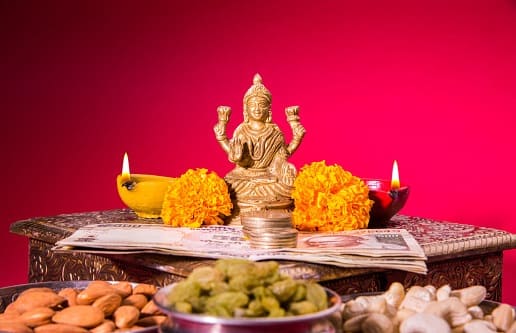 পূর্ণিমাতে অবশ্যই কোন পবিত্র নদীতে স্নান করতে পারেন, যেমন মা গঙ্গায় যদি এই দিন আপনি স্নান করেন তাহলে মা লক্ষ্মী আপনার উপর প্রসন্ন হবে।