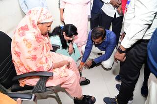 Nagpur : ...अन् मनपा आयुक्तांनी स्वतः 'त्यांना' पादत्राणे घातली, हत्तीरोगग्रस्तांना विशेष पादत्राणे वितरण करणाऱ्या राज्यातील पहिल्या प्रकल्पाला सुरुवात