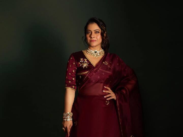 हाफ स्लीव्ह आणि व्ही नेकलाइनसह ब्लाउजसह तिने ही साडी पेअर केली आहे (फोटो सौजन्य :kajol/इंस्टाग्राम)