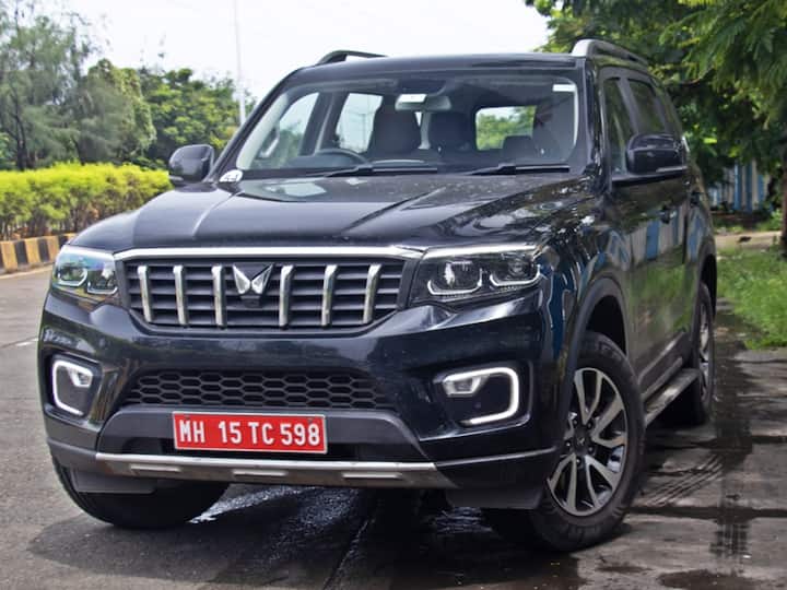 However, we are here to talk about the petrol engine. It is a 2.0l turbo unit with a massive 200bhp and 380Nm with our test car being the 6-speed automatic. The petrol engine is big and gives enough power to make the huge Scorpio N feel very quick indeed. The Scorpio N is a big, heavy ladder-frame SUV yet this petrol makes it quick and feel much smaller than what it actually is. Honestly, the refinement with the silent engine and the sharp performance shocks you. It is a very smooth motor and it is only a bit slower than its petrol XUV sibling. The near diesel-like torque also makes for a smooth driving experience so much so that I did not miss paddle shifters. However, I would like an Eco mode to increase efficiency or even dull the throttle response a bit when so much power is not needed. The diesel gets drive modes and I would have wanted it here too.  (Photography - Clinton Pereira)