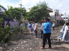 In Pics : గుంటూరులో ఇళ్ల తొలగింపు వివాదాస్పదం, పొక్లెయిన్ తొట్టెలో కూర్చొని వృద్ధురాలు నిరసన