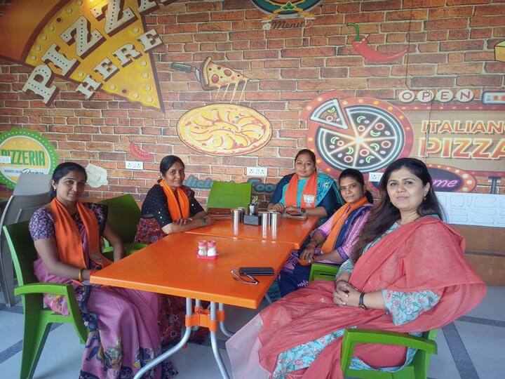 तर पंकजा मुंडे यांनी या महिला पदाधिकारी यांच्यासोबत निवडणूकीच्या अनुषंगाने 'चाय पे चर्चा' केली.