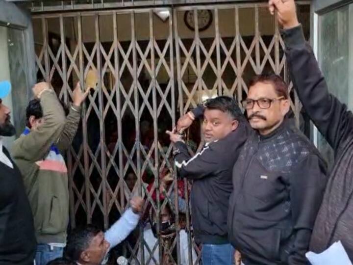 Uttarakhand News Protest of employees of Haldwani Municipal Corporation demanding increase in honorarium ann Haldwani: मानदेय बढ़ाने की मांग लिए सफाई कर्मचारियों का विरोध प्रदर्शन, मेयर को किया ऑफिस में बंद
