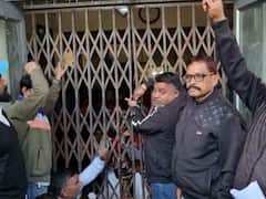 मानदेय बढ़ाने की मांग लिए सफाई कर्मचारियों का विरोध प्रदर्शन, मेयर को किया ऑफिस में बंद