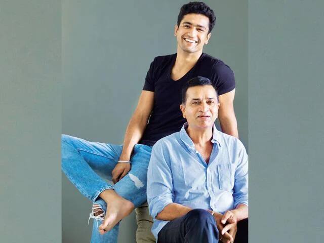 बॉलीवुड एक्टर विक्की कौशल एक शानदार अभिनेता होने के साथ-साथ एक अच्छे बेटे भी हैं. विक्की सभी खास दिन फैमिली के साथ सेलिब्रेट करते हैं और अक्सर उनके साथ फोटो भी शेयर करते रहते हैं.