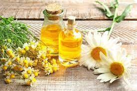 கெமொமில் எண்ணெய் சருமத்தை புத்துணர்ச்சியாக உணர வைக்கும்.