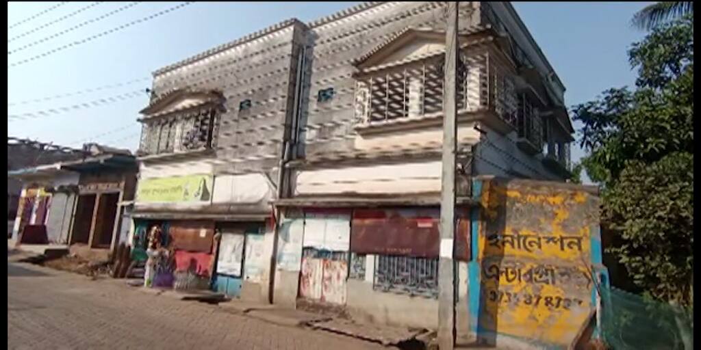 East Burdhamnan : মঙ্গলকোটে তৃণমূল নেতার বাড়ির সামনে বোমাবাজি, দলেরই একাংশের বিরুদ্ধে অভিযোগ East Bardhaman Mangalkot Bombing in Front of TMC Leader home internal clash hinted by oppositions East Burdhamnan : মঙ্গলকোটে তৃণমূল নেতার বাড়ির সামনে বোমাবাজি, দলেরই একাংশের বিরুদ্ধে অভিযোগ