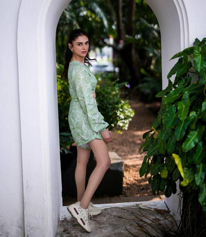 సోషల్ మీడియాలో యాక్టివ్ గా ఉండే అదితి ఇటీవల పోస్ట్ చేసిన ఫోటోస్ ఇవి.  Image credit: Aditirao /Instagram