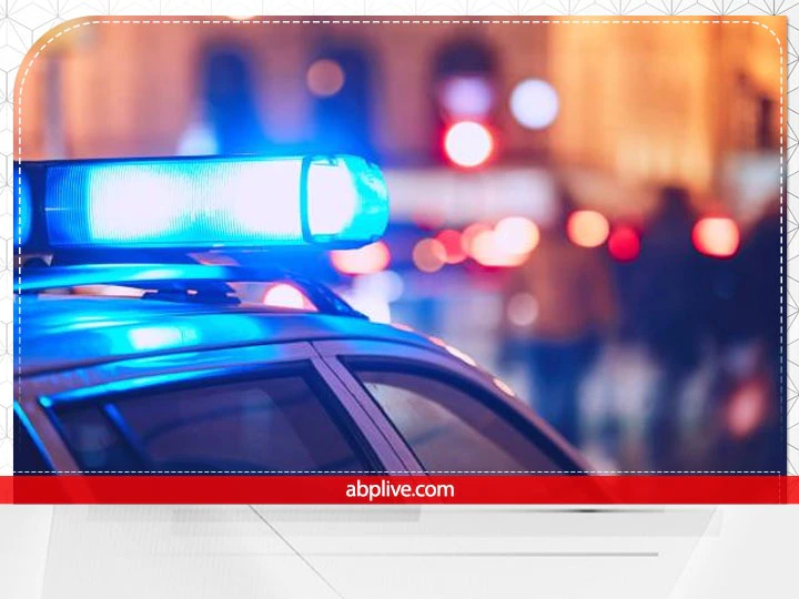 नोएडा: डीजल चोरी कर रहे बदमाशों ने पुलिस वैन को मारी टक्कर, कार छोड़कर हुए फरार