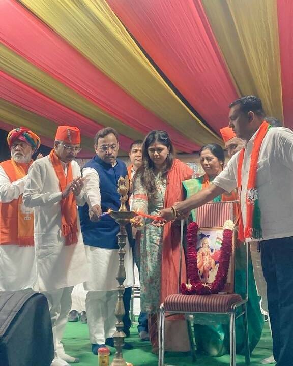 तर कलोल विधानसभा मतदारसंघाचे भाजप उमेदवार फतेहसिंह चौहान यांच्या प्रचारार्थ आयोजित केलेल्या सभेला देखील पंकजा यांनी हजेरी लावली.