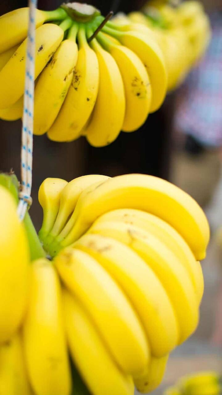 व्हिटॅमिन-सी त्वचेच्या पेशींची दुरुस्ती करण्यास मदत करते. त्यामुळे तुम्ही केळी खाऊ शकता.