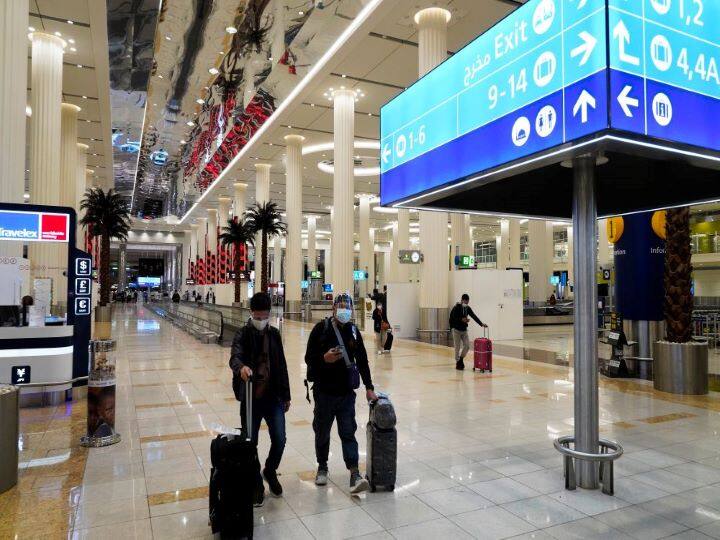 UAE के अधिकारियों का कहना है कि पासपोर्ट पर एकल नाम वाले यात्रियों को रेजिडेंट परमिट या परमामेंट वीजा के मामले में यात्रा करने की अनुमति मिलेगी. वही नाम उनके फर्स्ट नेम और सरनेम के रूप में अपडेट होना चाहिए.