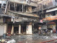 दिल्ली: चांदनी चौक के मार्केट में लगी आग से करीब 100 दुकानें जलकर खाक, तीन बिल्डिंग ढही