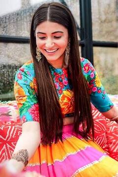 Mehndi Look: अपनी मेहंदी में अप्सरा से कम नहीं लगेंगी आप, ये एथनिक लुक लगाएंगे खूबसूरती पर चार चांद