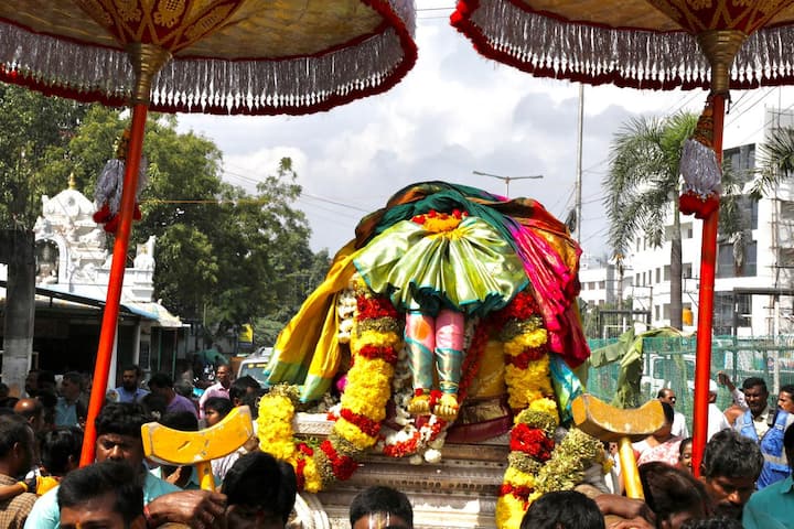 తిరుచానూరు శ్రీ పద్మావతి అమ్మవారి కార్తీక బ్రహ్మోత్సవాల్లో ఆరో రోజైన శుక్రవారం రాత్రి గరుడ సేవను పురస్కరించుకుని ఉదయం శ్రీవారి పాదాల‌ ఊరేగింపు వైభవంగా జరిగింది.