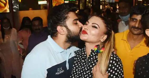 Rakhi Sawant B'day Special: બૉલીવુડ એક્ટ્રેસ અને ડ્રામા ક્વિન રાખી સાવંતનો આજે 44મો જન્મદિવસ છે, રાખીના બર્થડે પર જુઓ આદિલ સાથે તેના પ્રેમભર્યા સંબંધોની એક સુંદર ઝલક.