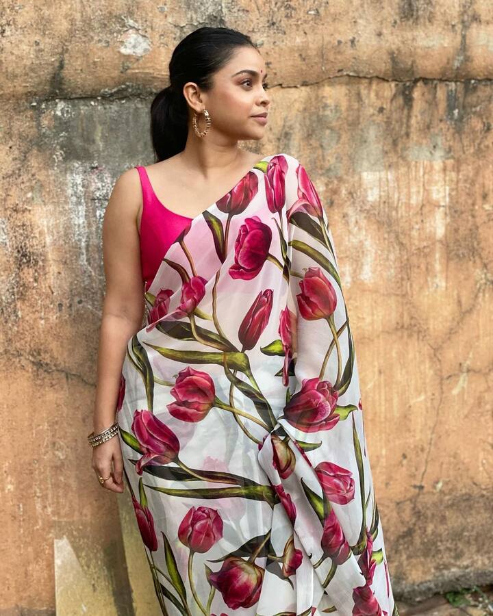 न्यूड मेकअप, आणि बन हेअरस्टाईलने तिने हा लूक पूर्ण केला आहे.(फोटो सौजन्य :sumonachakravarti/इंस्टाग्राम)