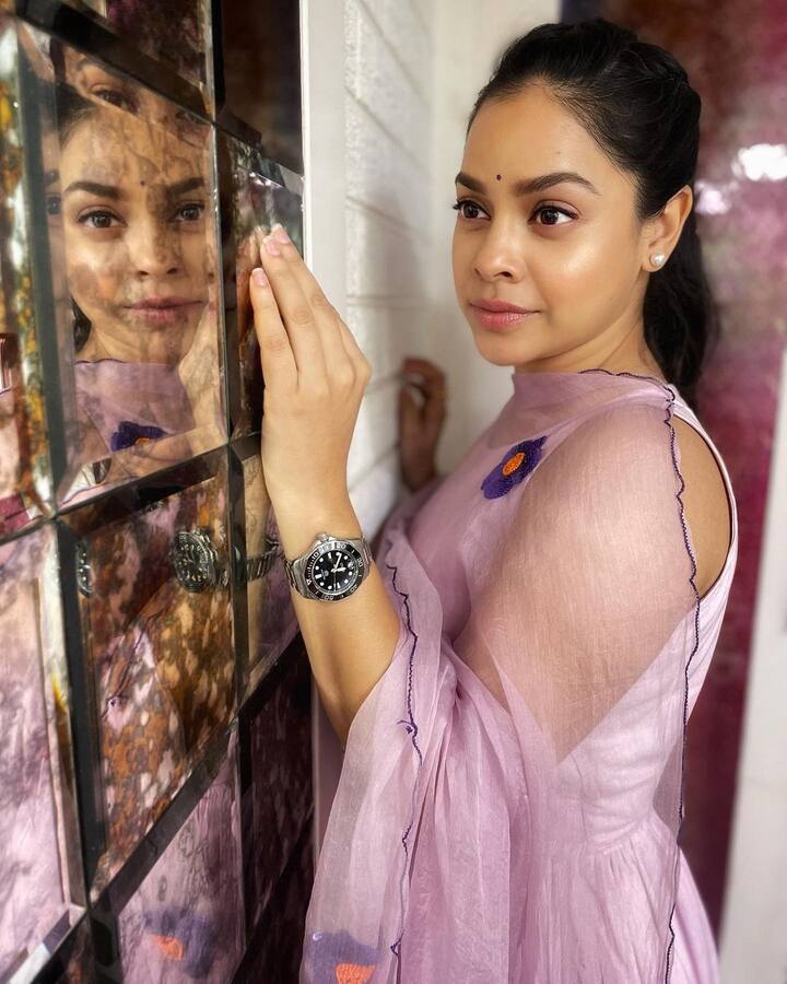 सुमोना चक्रवर्तीने आमिर खान आणि मनीषा कोईराला यांच्यासोबत बॉलिवूडमध्ये पदार्पण केले. त्यावेळी सुमोना चक्रवर्ती फक्त 10 वर्षांची होती.