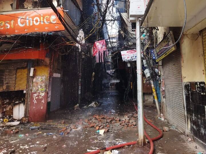 पुरानी दिल्ली के चांदनी चौक इलाके के इलेक्ट्रॉनिक मार्केट में लगी आग पूरी रात धधकती रही. रास्ते संकरे होने के कारण आग पर काबू पाना मुश्किल था.