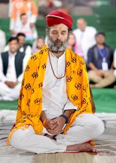 Photos: ओंकारेश्वर में आस्था के रंग में रंगे राहुल और प्रियंका गांधी, नर्मदा आरती और ज्योतिर्लिंग के किए दर्शन