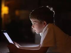 स्मार्टफोन के इस्तेमाल से आपके बच्चे की स्मार्टनेस हो सकती है खत्म, बन सकता है दिमागी रूप से बीमार