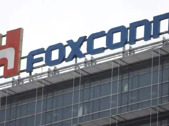 Foxconn IPhone Factory Worker Protest In China In Zhengzhou City Foxconn Apologizes For Pay Related Error