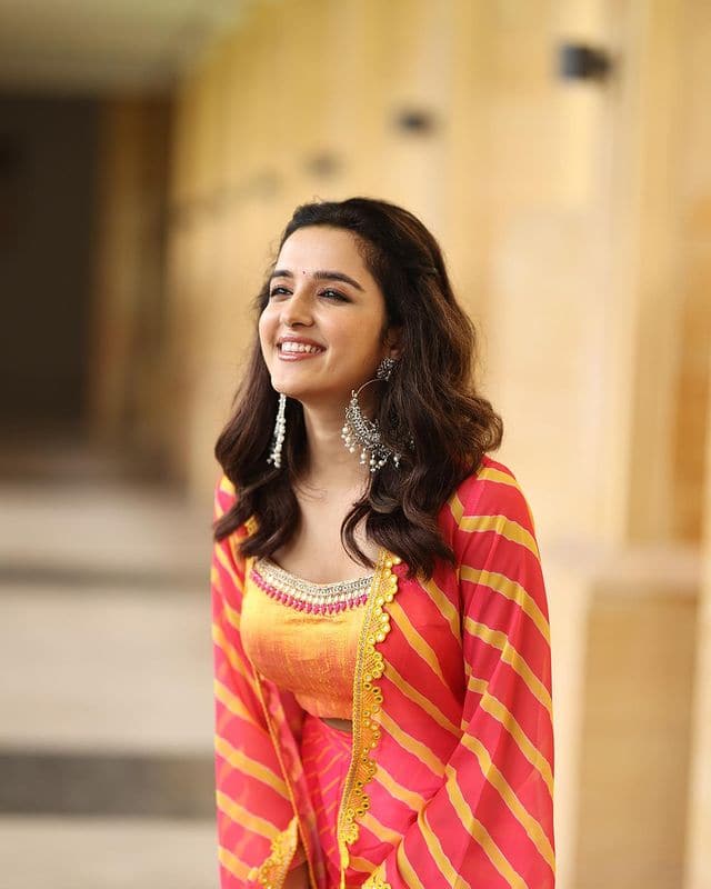 సబ్బిన్ ఖాన్ దర్శకత్వంలో వచ్చిన నికమ్మ చిత్రంలో నటించడంతో పాటు 'తేరే బిన్ క్యా' అనే పాటను కూడా పాడింది. Image credit : Shirley Setia  / Instagram