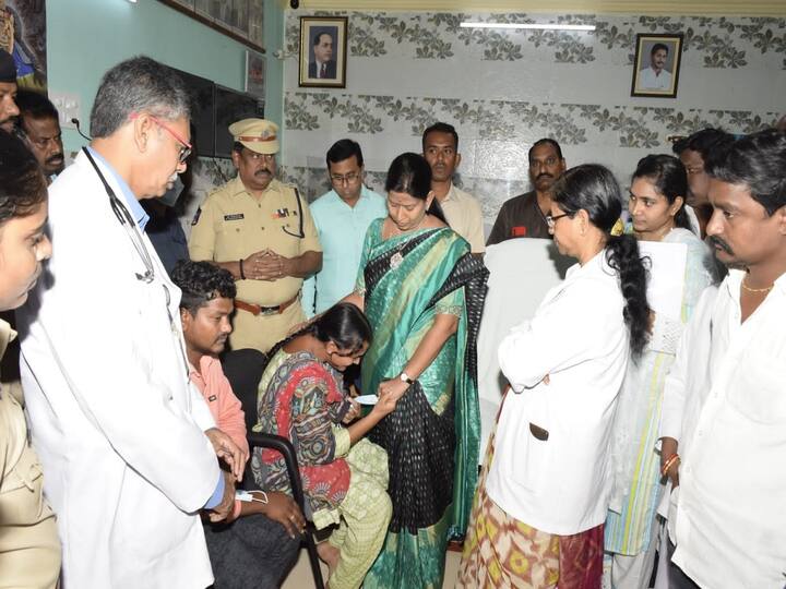 Minister Taneti Vanitha Meets Family Member's of Darshit Currently undergoing treatment at Kakinada GGH Minister Taneti Vanitha: విద్యుదాఘాతంతో రెండు కాళ్లు కోల్పోయిన మూడేళ్ల బాలుడు, ఆర్థిక సాయం చేసిన హోంమంత్రి తానేటి వనిత