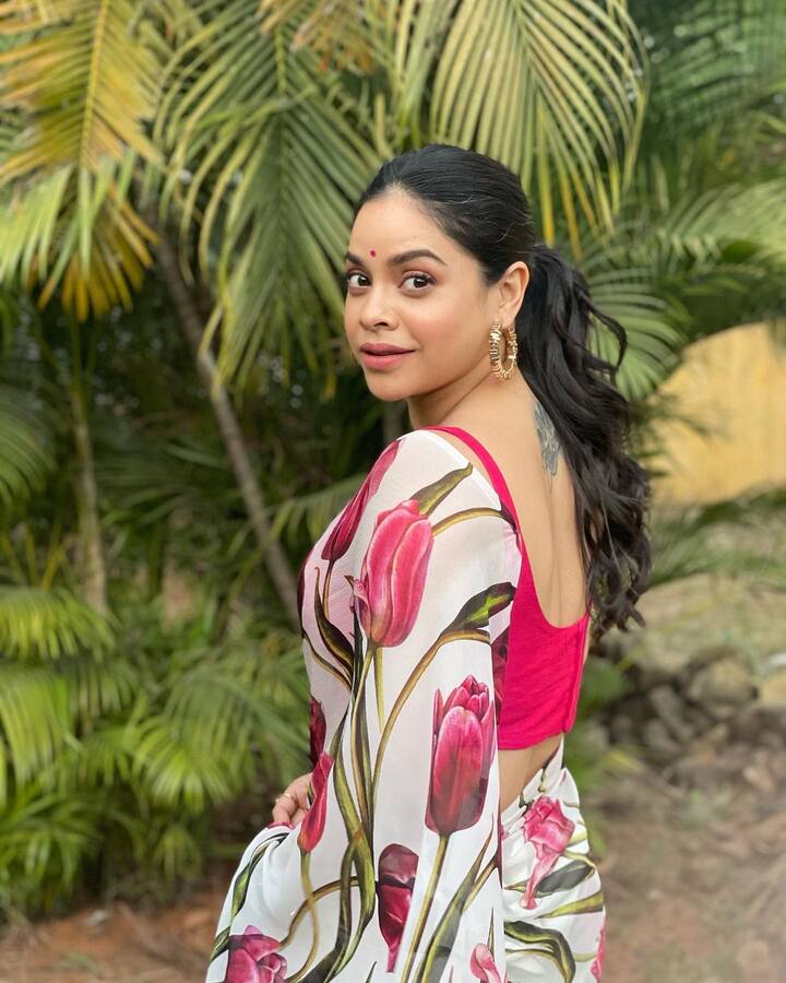 तिने तिचा एक खास लूक इंस्टाग्रामवर शेअर केला आहे, ज्यामध्ये ती फ्लोरल साडीमध्ये दिसत आहे.(फोटो सौजन्य :sumonachakravarti/इंस्टाग्राम)