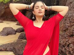 గోవాలో ఎర్ర చీరలో శ్రీముఖి