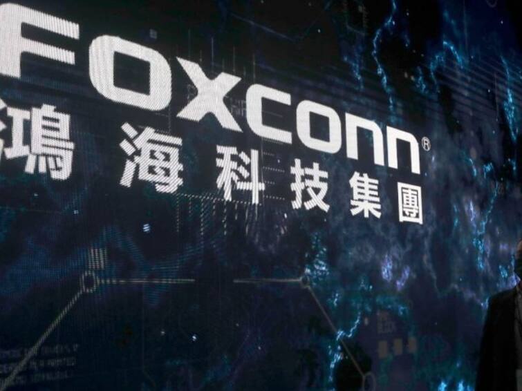 Foxconn Update Workers protest violently over salary in China's iPhone factory, Foxconn apologizes Foxconn Apologises: చైనాలోని ఐఫోన్ ప్లాంట్‌లో ఉద్రిక్తతలు, దిగొచ్చి ఉద్యోగులకు సారీ చెప్పిన ఫాక్స్‌కాన్