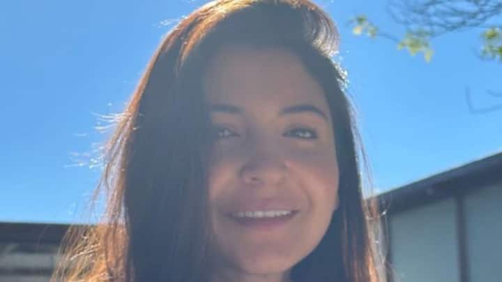 সঙ্গে সঙ্গেই কমেন্টের বন্যা ভক্তদের। সূর্যের আলো নাকি বিরাট-পত্নী? কাকে বেশি উজ্জ্বল লাগছে?