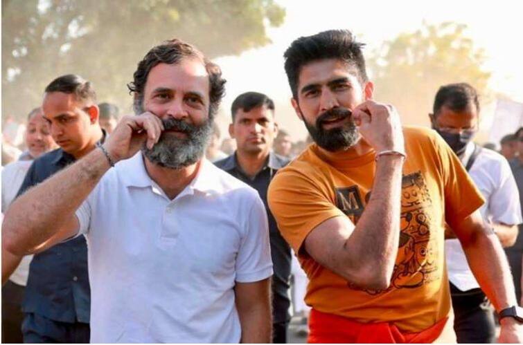 Olympic Medalist and Boxer Vijender Singh joins Rahul Gandhi in Bharat Jodo Yatra today, see in pics ਰਾਹੁਲ ਗਾਂਧੀ ਦੀ ਭਾਰਤ ਜੋੜੋ ਯਾਤਰਾ 'ਚ ਸ਼ਾਮਲ ਹੋਏ Boxer Vijender Singh, ਵੇਖੋ ਤਸਵੀਰਾਂ