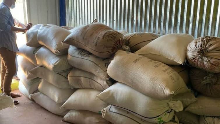Thanjavur: 5100 kg ration rice smuggled in mini vans seized near Pattukottai TNN பட்டுக்கோட்டை அருகே மினி வேன்களில் கடத்தி வந்த 5100 கிலோ ரேஷன் அரிசி பறிமுதல்