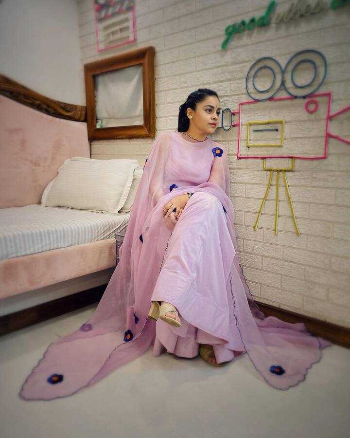 24 जून 1986 रोजी लखनऊमध्ये जन्मलेली सुमोना आज टीव्हीवर सतत सक्रिय आहे, परंतु खूप कमी लोकांना माहित असेल की तिने मोठ्या पडद्यावर देखील काम केले आहे, तरीही तिला तिथे यश मिळाले नाही.(फोटो सौजन्य :sumonachakravarti/इंस्टाग्राम)