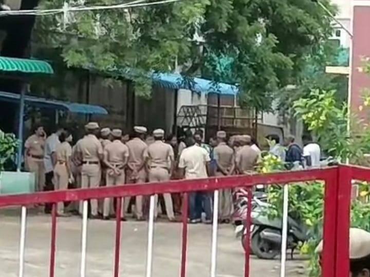 Crime: The bridegroom sought on the website; 5 pound chain apes to trick woman TNN Crime: வெப்சைட்டில் தேடிய மணமகன்; பெண்ணை ஏமாற்றி 5 பவுன் செயின் அபேஸ்